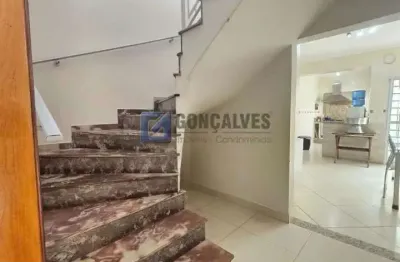 Sobrado com 4 quartos à venda no Bairro Cerâmica em São Caetano do Sul/SP.