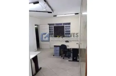 Casa comercial com 1 sala para alugar na rua maria cardoso da costa, alves dias, são bernardo do campo por r$ 1.450