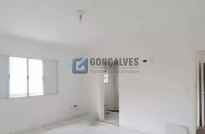 Casa com 2 quartos para alugar na rua josé coppini, centro, são bernardo do campo por r$ 1.900