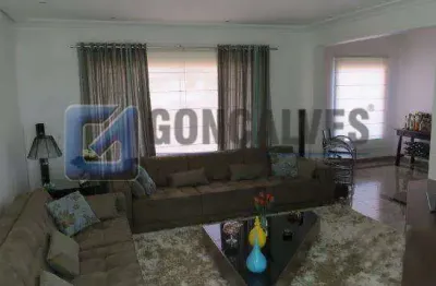 Sobrado Residencial 3 Suítes com 6 Vagas no Campestre, Santo André – Aluguel R$11.700,00