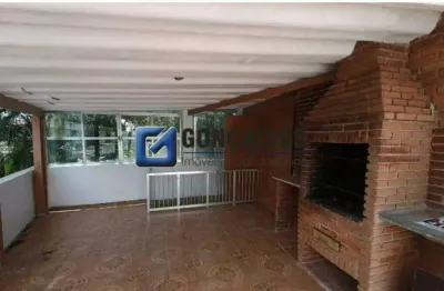 Sobrado para Aluguel com 3 Dormitórios, 2 Vagas – Ferrazópolis, SBC