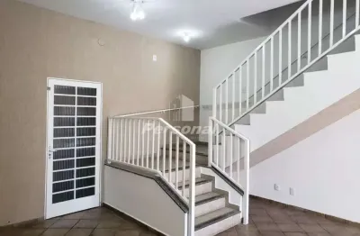 Casa comercial com 4 salas para alugar no Centro, Taubaté 