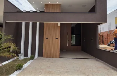 Belíssima casa térrea em condomínio fechado com 3 dormitórios e suíte