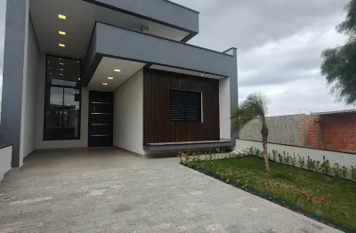 Casa térrea 3 dormitórios com suíte com fachada diferenciada em condomínio fechado