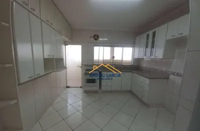 Casa com 4 quartos para alugar, contendo 250 m² de área útil no Parque Novo Mundo - Americana/SP