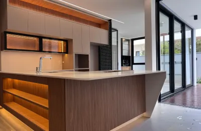 Casa impecável com móveis planejados. são 03 suítes incluindo uma master com closet