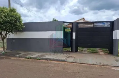 Excelente casa de 2 dormitorios com 1 suite, quintal frontal amplo com churrasqueira em excelente localizacao