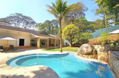 Casa com 4 suítes, casa de hóspedes e área gourmet completa por r$3.950.000,00.
