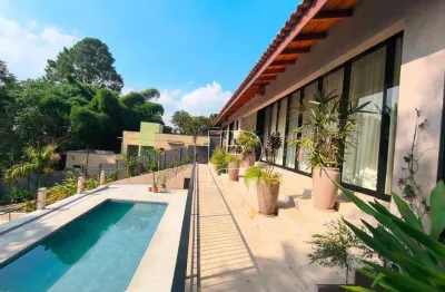 Casa com 4 suítes e piscina, 2000m² de terreno e 504m² de área construída