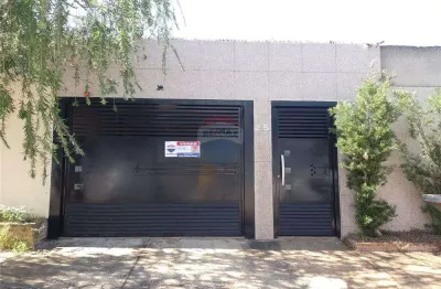 Casa com 1 suíte e 1 quarto, 2 banheiro, com piscina, moveis planejados.