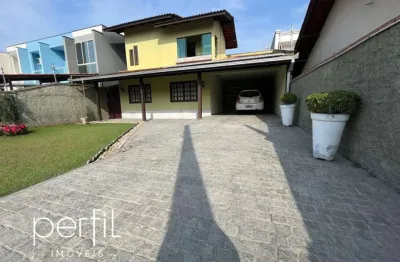 Casa sobrado a venda com tres quartos sendo uma suite e piscina no bairro aventureiro - joinville/ sc