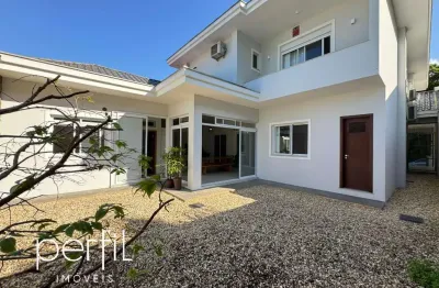 Casa à venda em joinville-sc, bairro floresta: 3 quartos, 2 suítes, 2 salas, 3 banheiros, 2 vagas, 314m² de área.