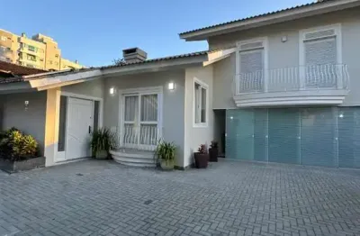 Casa com 3 dormitorios sendo 1 suite e 5 salas comerciais na frente no bairro anita garibaldi - joinville, sc