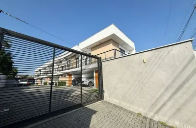 Sobrado geminado em condomínio fechado com três quartos sendo uma suíte no bairro glória - joinville/ sc