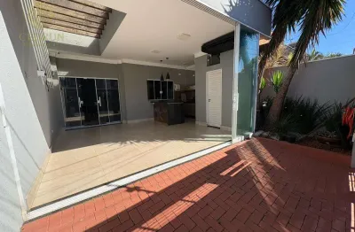 Casa térrea com 03 quartos sendo 01 suíte, localizado no jardim cidade monções em maringá/pr.