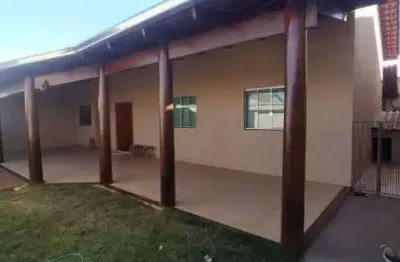 Vendo casa com 3 quartos, semdo 1 suite, 1 banheiro social sozinha no lote semi-mobiliada, 3 vagas