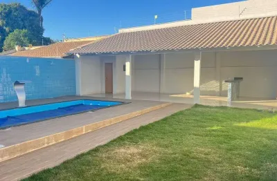 Vende-se casa com 3 quartos sendo 1 suite,⁠ com churrasqueira e lavabo, piscina grande, papillon pa
