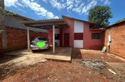 Vendo esta casa com 2 quartos, com 1 banheiro social, sala e cozinha americana, sozinha no lote, re
