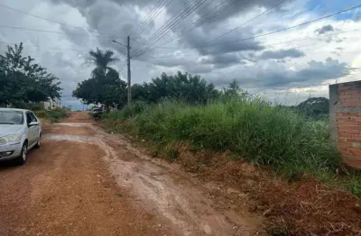 Vende-se lote com 300 metros quadrados, escorrido para ao fundo, otima licalização, colinas de home