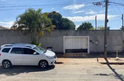 Vende-se casa 2 quartos sendo 1 suíte, sala espaçosa, cozinha funcional, próximo a avenida principa