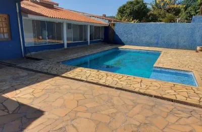 Chácara com 2 suítes e área de lazer completa em condomínio fechado, rio abaixo, atibaia/sp