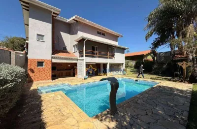 Casa estilo chácara em condomínio fechado à venda em atibaia