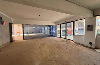 Sala comercial nova com 174m², vagas de garagem e acessibilidade