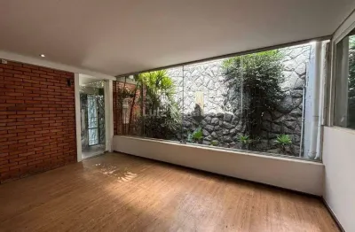 Casa comercial de 700 m² com excelente estrutura e localização estratégica