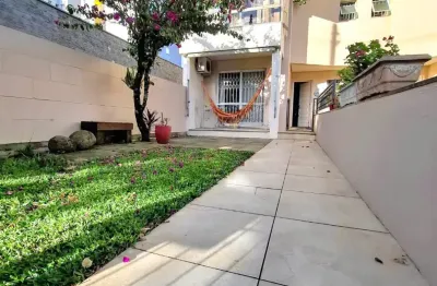 Amplo sobrado com 03 dormitórios e suíte , semimobiliado e pátio no bairro jardim itália