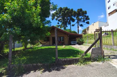 Casa plana mista , com ótimo pátio , dois dormitórios no bairro diamantino.