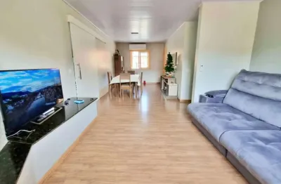 Ampla Casa Mobiliada,com dois pisos, 03 dormitórios, amplo pátio nos fundos e 3 vagas de garagem .