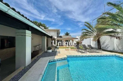 Mansão com 5 suítes em condomínio fechado, na beira do canal, à venda.