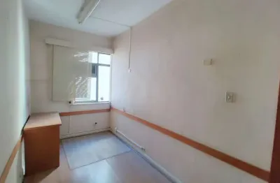 Sala comercial com 20m² a uma quadra da praça da sé