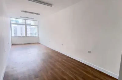 Sala comercial para venda e locação com 32,32m² reformada, 1 banheiro , sem vaga com facilidade de