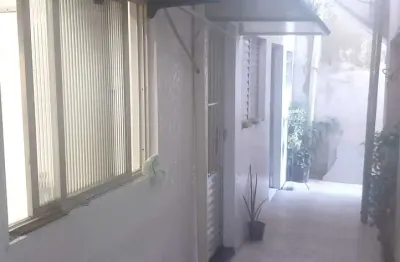 Edícula de 28 m² com quarto/sala, cozinha, banheiro e área de serviço para locação no estuário em s