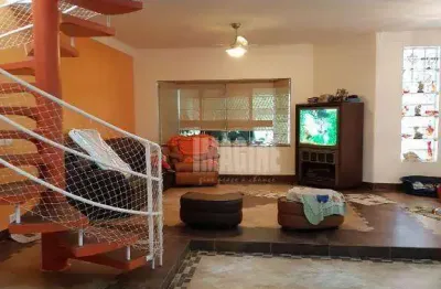 Sobrado no carrão com 4 dorms sendo 1 suíte, 3 vagas, 216m², quintal com churrasqueira