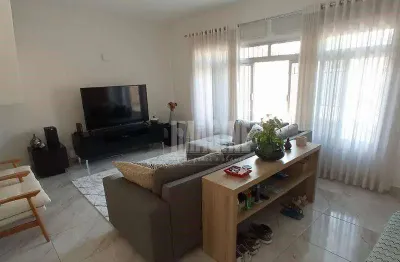 Sobrado em saúde com 3 domitórios sendo 1 suíte, 2 vagas, 206m²