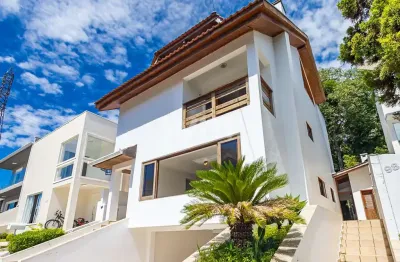 Casa em condomínio fechado com 3 quartos para alugar na Rua Virgínia Dalabona, 1202, Orleans, Curitiba por R$ 11.000