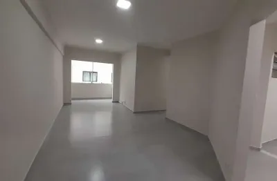 Apartamento reformado com 3 dormitórios à venda a 100 mts da praia vila tupi em praia grande/sp