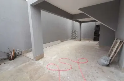Sobrado triplex, novo, com 2 suítes à venda, 87 m² área privativa, entrada independente, 3vg, churrasqueira, por r$ 550.000 - mirim - praia grande/sp