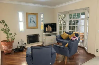 Casa em condomínio com 4 quartos (2 suítes) á venda