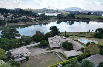 Refúgio de luxo à beira da represa: mansão exclusiva no condomínio caledônia