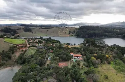 Paraíso à beira da represa: chácara com piscina, garagem náutica e duas casas