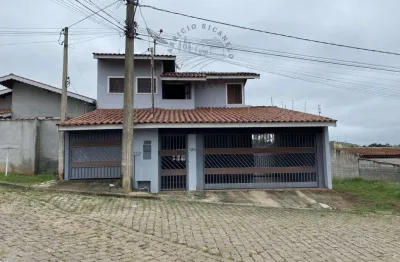 Linda residência de 3 quartos, incluindo suíte com banheira, no bairro pouso alegre, em piracaia-sp