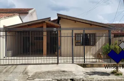 Casa à venda com 03 quartos, 01 suíte, em Pindamonhangaba-SP.