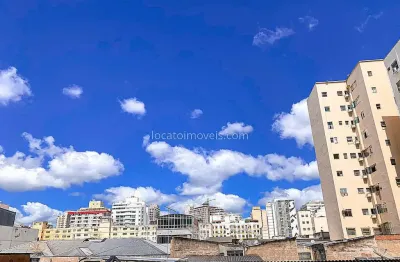 Apartamento com quatro quartos (sendo 1 suíte) e elevador no centro - juiz de fora / mg