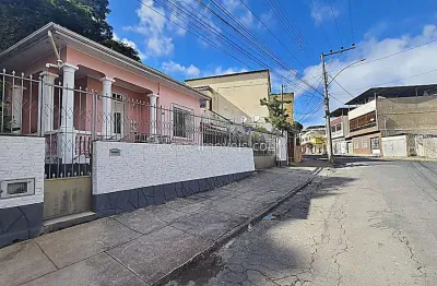 Casa três quartos com suíte à venda - apenas 10 minutos do centro.