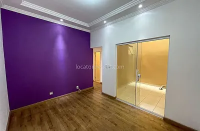 Apartamento 2/4 com área externa na rua américo lobo.