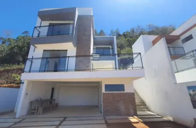 Casa duplex alto padrão, quatro suítes com elevador em condomínio fechado