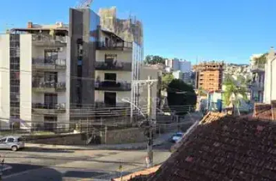 Amplo apto 2 qtos, 1 varanda, 2 áreas, garagem espaçosa de fácil acesso.